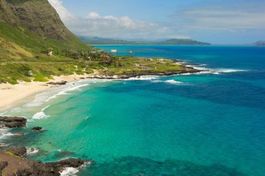 Oahu kayalıklarla yakınlarında küçük bir kasaba