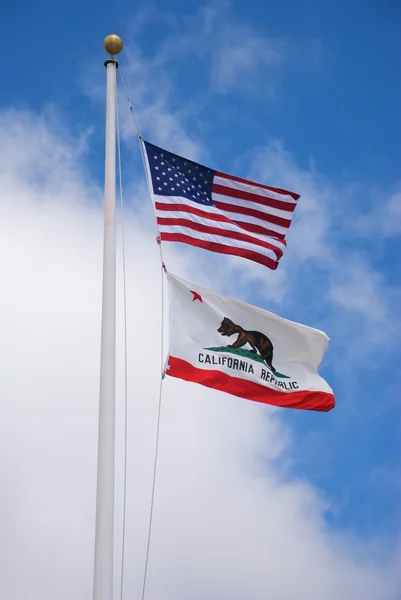 Banderas de Estados Unidos y California — Foto de Stock