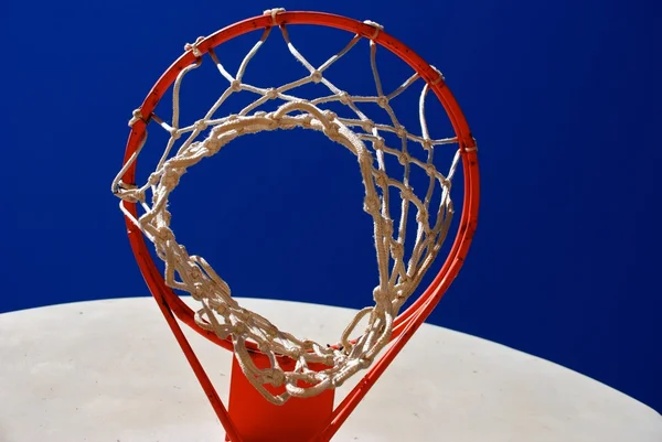 Basketballrand, Netz und Standard mit blauem Himmel — Stockfoto