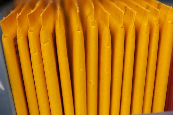 Enveloppes en peluche jaune dans une rangée — Photo