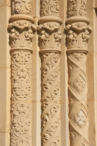Tre pilastri circolari ornati in stucco — Foto Stock