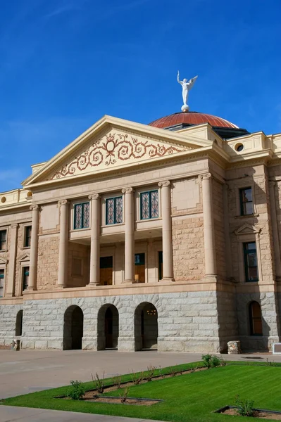 Capital del Estado de Arizona con pilares, cúpula de cobre, ángel y cielo azul brillante — Foto de Stock