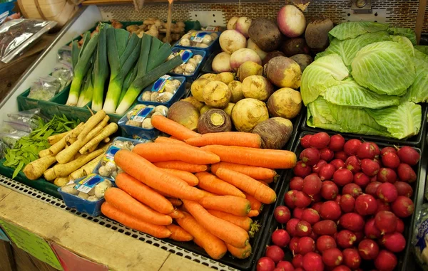 Papelera de verduras en la tienda de comestibles — Foto de Stock