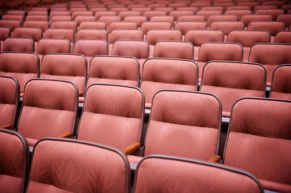 Molte file di posti a sedere vuoti del teatro — Foto Stock
