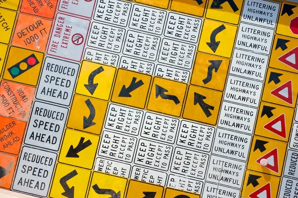 Muur van waarschuwing verkeersborden — Stockfoto