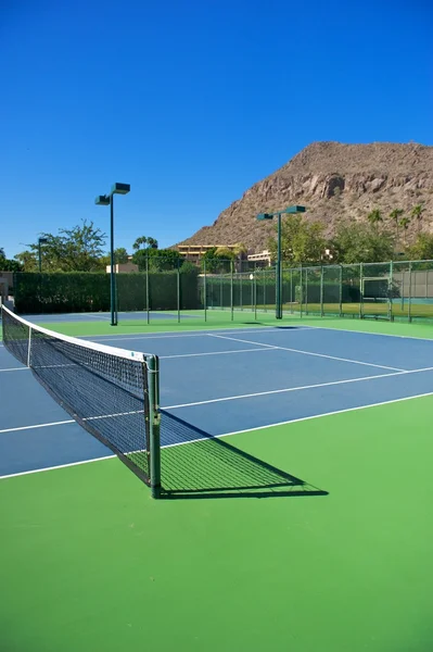 สนามเทนนิสสีฟ้าของรีสอร์ท — ภาพถ่ายสต็อก