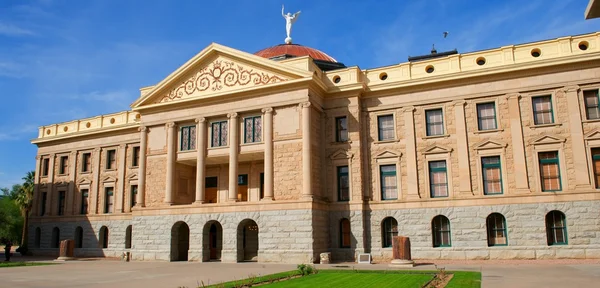 Capital del Estado de Arizona con ventanas, pilares, cielo azul brillante y hierba verde Fotos De Stock