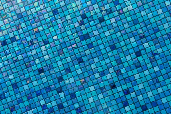 在游泳池底部的蓝色玻璃瓷砖 免版税图库图片