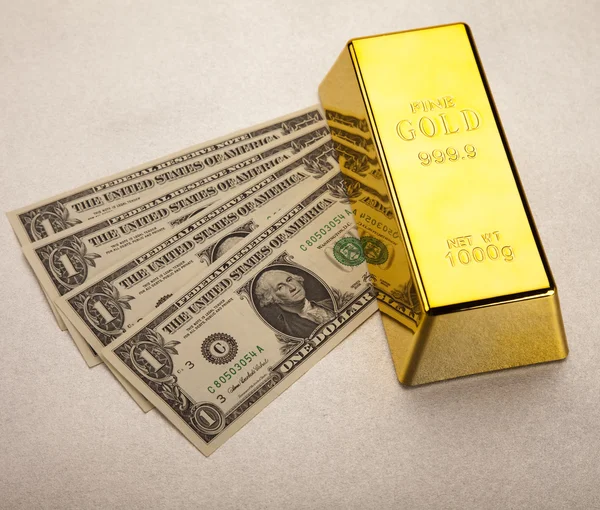 黄金和钱 — 图库照片