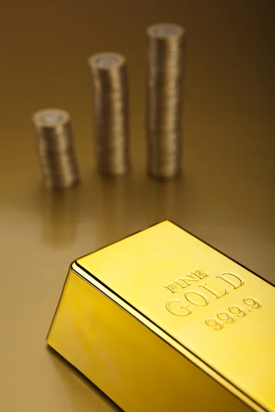 Monedas y lingotes de oro, Concepto Financiero — Foto de Stock
