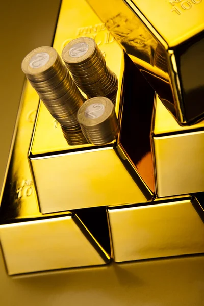 Mince a zlaté cihly, Finance koncepce — Stock fotografie
