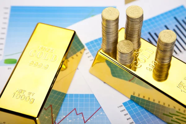 Érmék és arany rúd, pénzügyi fogalom — Stock Fotó