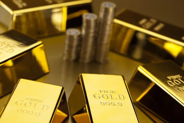 Érmék és arany rúd, pénzügyi fogalom — Stock Fotó