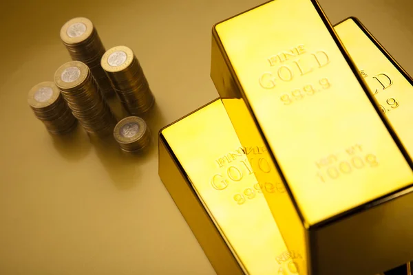 Barras e moedas de ouro — Fotografia de Stock