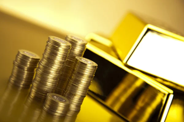 Золоті смуги і монети — стокове фото