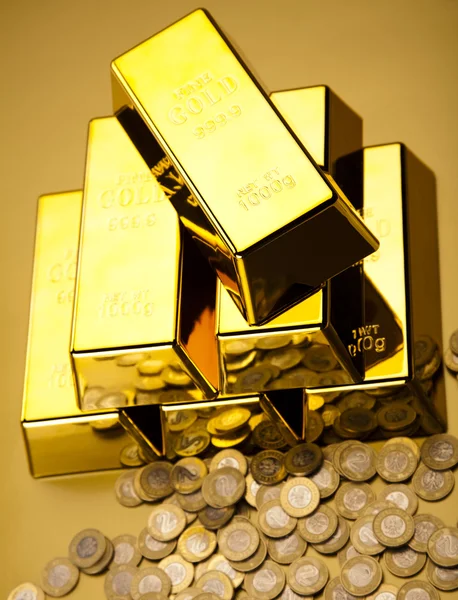 Монеты и золотые слитки, Финансовая концепция — стоковое фото