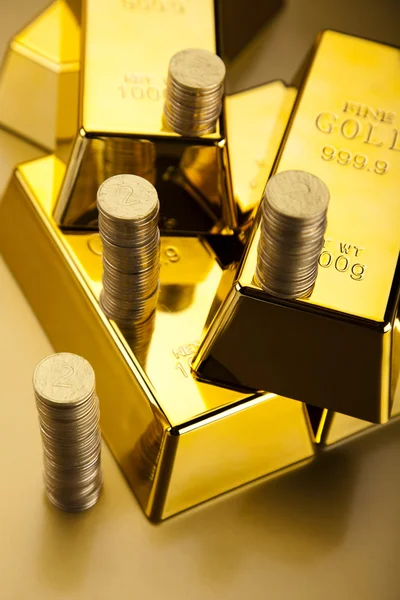Barras y monedas de oro — Foto de Stock