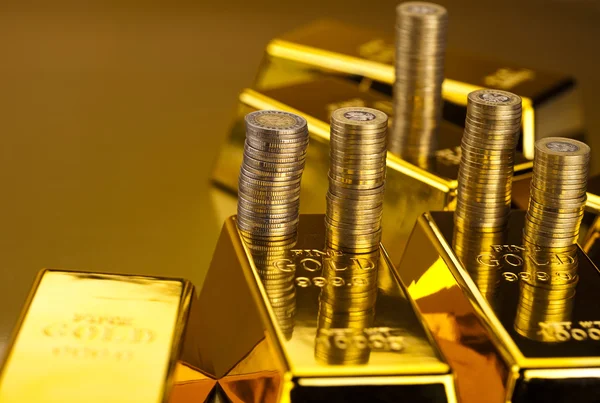 Koin dan emas batangan, Konsep Keuangan — Stok Foto