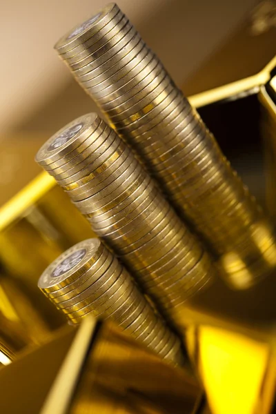 Pièces de monnaie et lingots d'or, Finance Concept — Photo