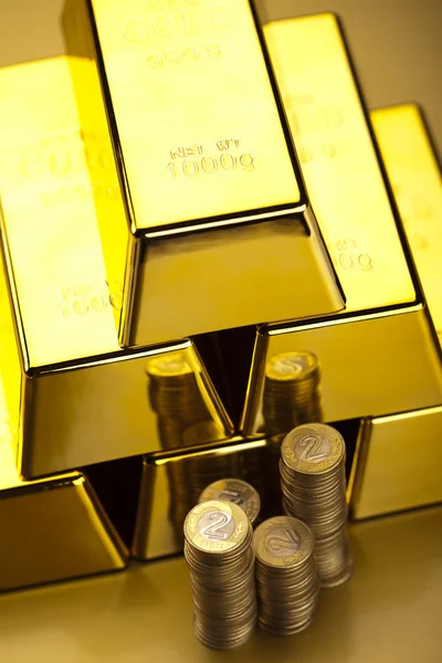 Νομίσματα και ράβδους χρυσού, έννοια των οικονομικών — Φωτογραφία Αρχείου