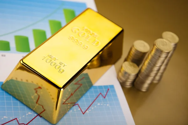 Mince a zlaté cihly, Finance koncepce — Stock fotografie