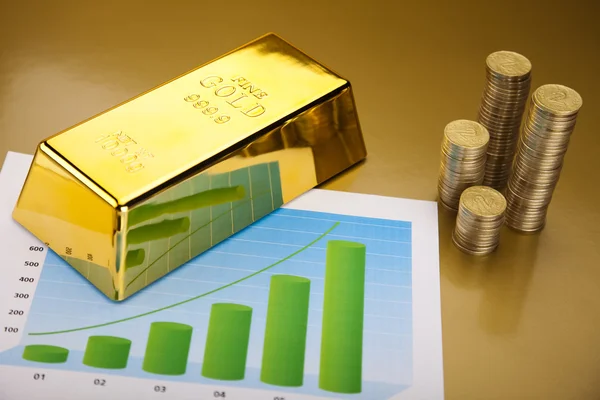 Монеты и золотые слитки, Финансовая концепция — стоковое фото