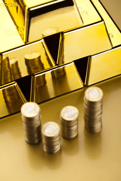 Barras y monedas de oro —  Fotos de Stock