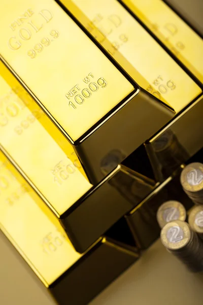 Zlaté cihly a mince — Stock fotografie