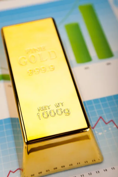 El lingote de oro en un gráfico — Foto de Stock