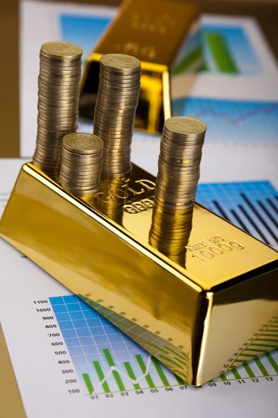 Barras e moedas de ouro — Fotografia de Stock