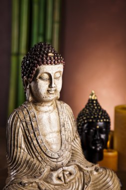 Buda heykeli ve bambu ile natürmort