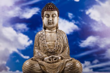 Buddha ve mavi gökyüzü arka plan