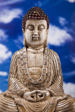 Buddha ve mavi gökyüzü arka plan