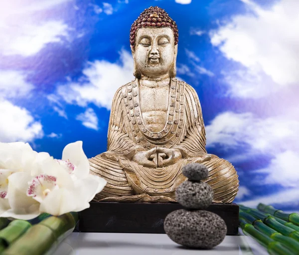 Buddha e sfondo cielo blu — Foto Stock