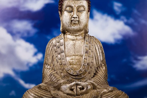 Buddha og blå himmel baggrund - Stock-foto