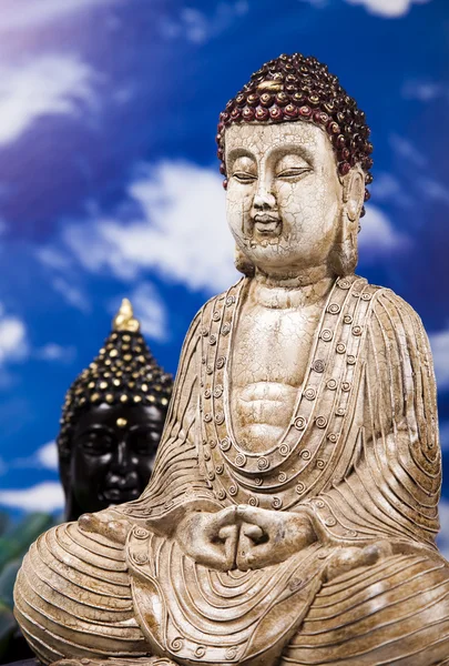 Buddha and blue sky background — Stock Photo, Image