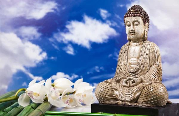 Buddha ve mavi gökyüzü arka plan — Stok fotoğraf