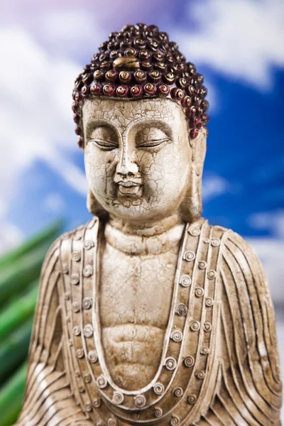 Buddha a blue sky pozadí — Stock fotografie