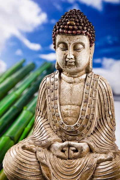 Buddha og blå himmelbakgrunn – stockfoto