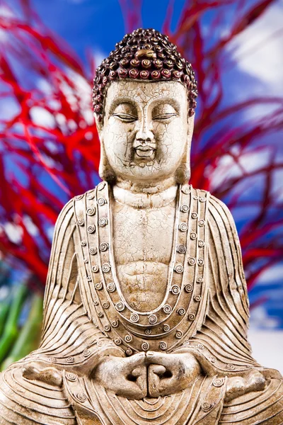 Buddha e sfondo cielo blu — Foto Stock