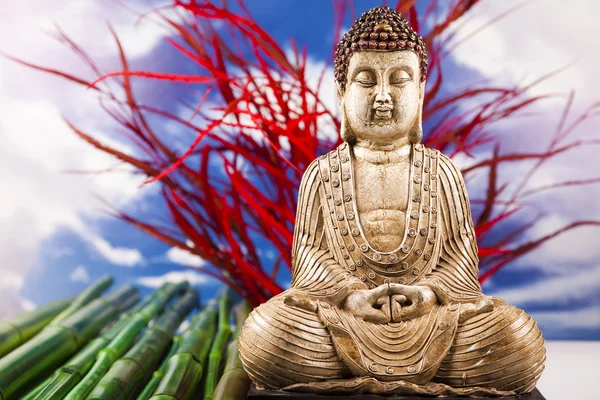 Buddha und blauer Himmel Hintergrund — Stockfoto