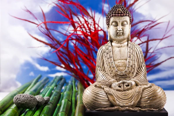 Buddha and blue sky background — Stock Photo, Image