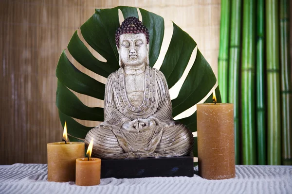 Standbeeld van Boedha en bamboe — Stockfoto