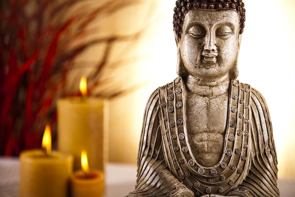 Будда со свечой — стоковое фото