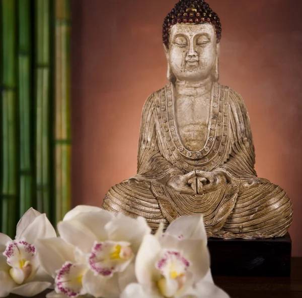 Statue de Bouddha avec fleur d'orchidée — Photo