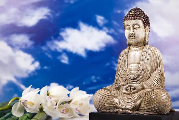 Buddha und blauer Himmel Hintergrund — Stockfoto