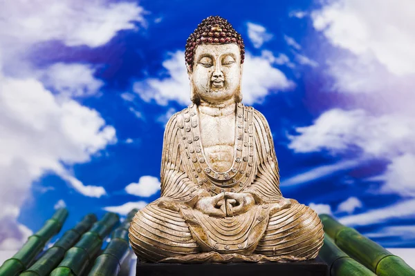 Boeddha en blauwe hemelachtergrond — Stockfoto