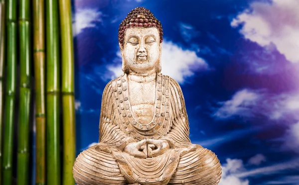 Будда и голубое небо фон — стоковое фото