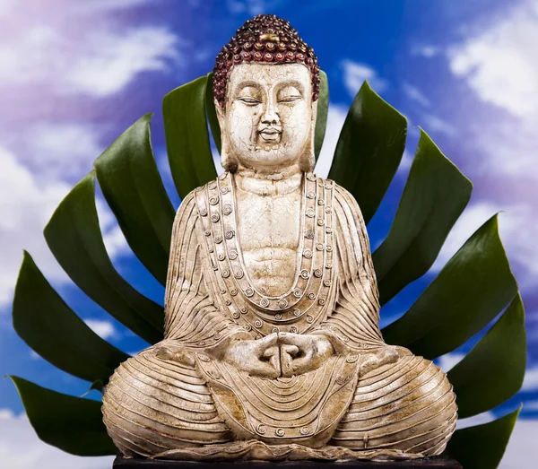 Budda i niebieskim tle nieba — Zdjęcie stockowe