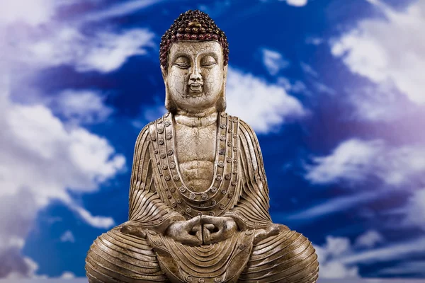 Будда и голубое небо фон — стоковое фото
